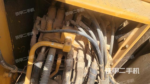 回转马达和主控阀（整机外观）