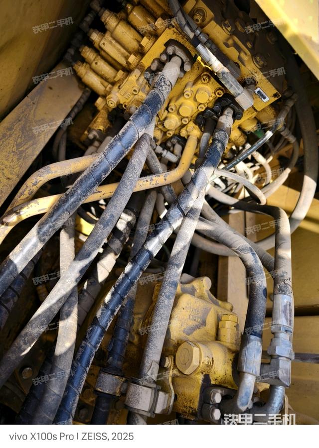 回转马达和主控阀（整机外观）