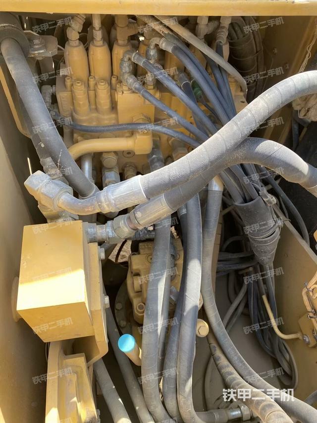 回轉(zhuǎn)馬達(dá)和主控閥（整機(jī)外觀）