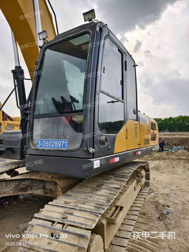 駕駛室整體(整機(jī)外觀) 駕駛室整體(整機(jī)外觀)