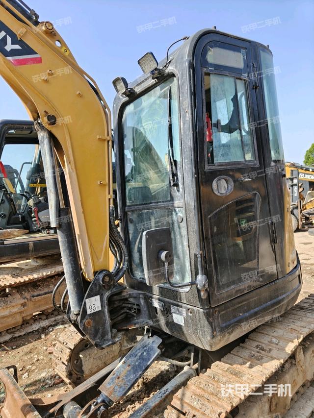 回轉(zhuǎn)馬達(dá)和主控閥（整機(jī)外觀）