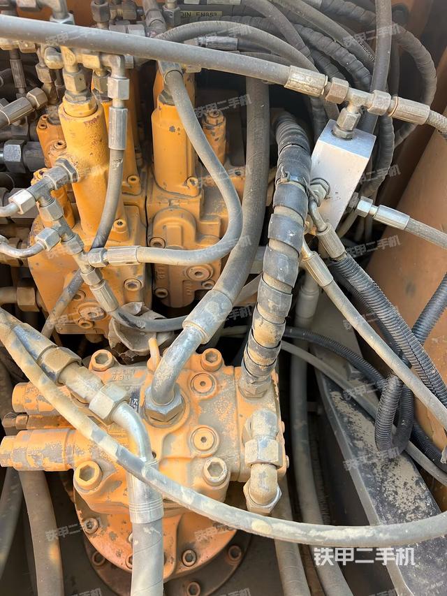 回轉(zhuǎn)馬達(dá)和主控閥(整機(jī)外觀) 回轉(zhuǎn)馬達(dá)和主控閥(整機(jī)外觀)