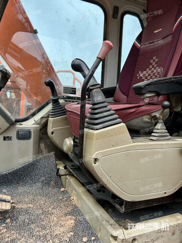 座椅右側(cè)控制臺(tái)/鑰匙門/油門/含右手柄(駕駛室部分) 座椅右側(cè)控制臺(tái)/鑰匙門/油門/含右手柄(駕駛室部分)