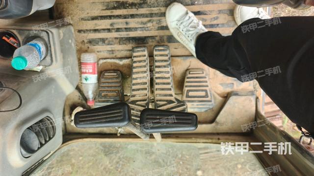 行走控制手柄和踏板?俯拍（駕駛室部分）