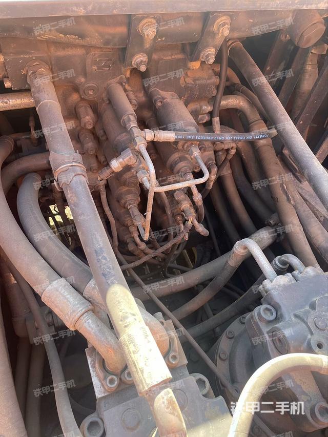 回轉(zhuǎn)馬達(dá)和主控閥（整機(jī)外觀）