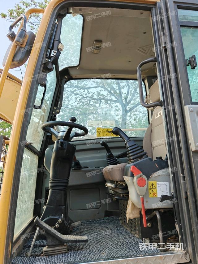 駕駛室頂部（整機外觀）