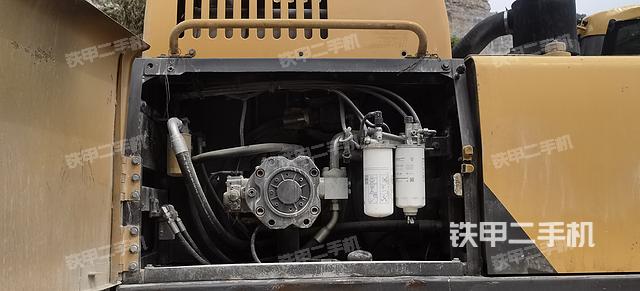 液压泵舱室正面整体（整机外观）