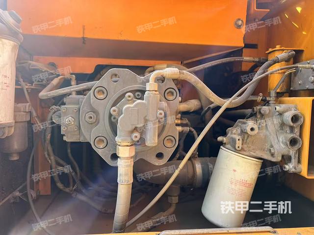 液壓泵艙室正面整體(整機外觀) 液壓泵艙室正面整體(整機外觀)