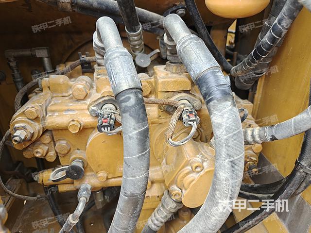 液压泵舱室正面整体（整机外观）