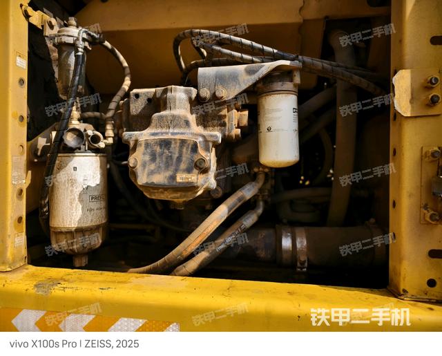 液压泵舱室正面整体（整机外观）