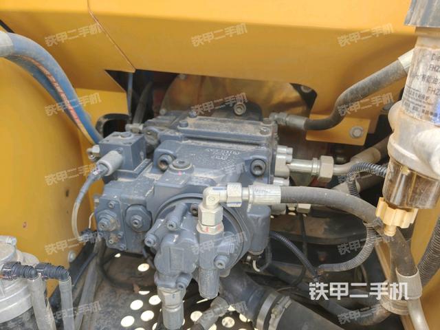 液壓泵艙室正面整體（整機外觀）