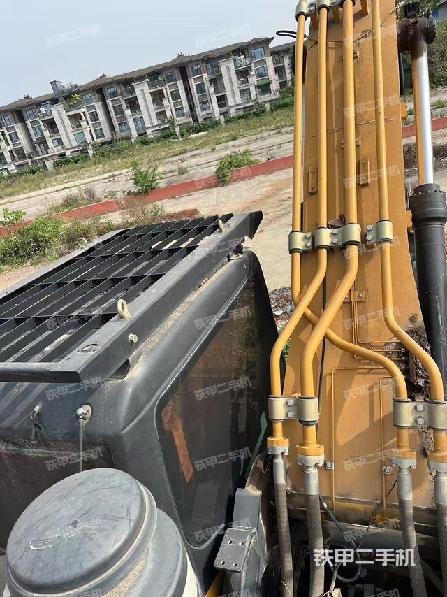 駕駛室頂部（整機外觀）