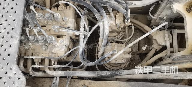 回转马达和主控阀（整机外观）