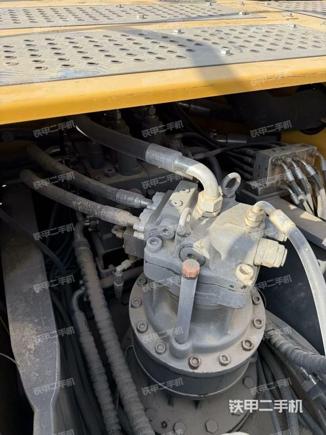 回轉(zhuǎn)馬達(dá)和主控閥(整機(jī)外觀) 回轉(zhuǎn)馬達(dá)和主控閥(整機(jī)外觀)