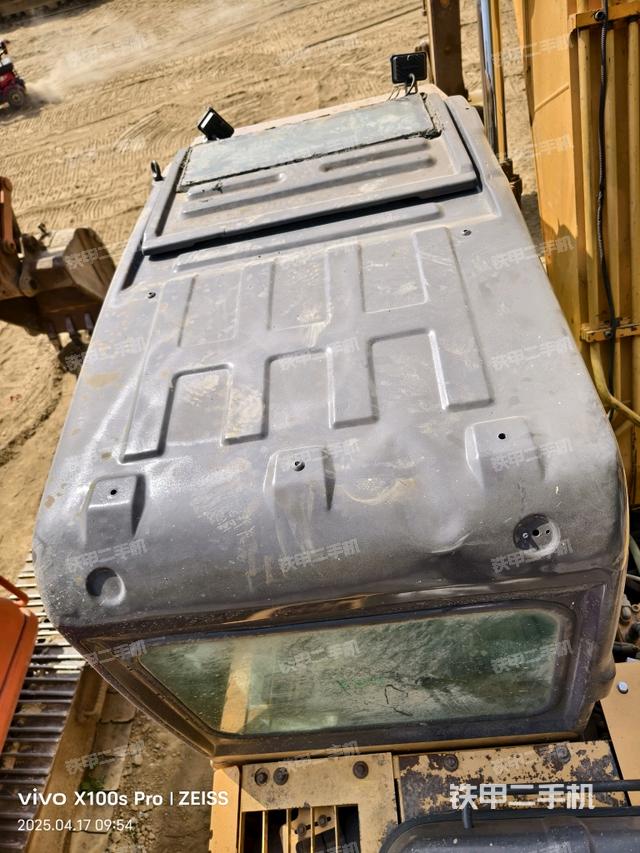 駕駛室頂部(整機(jī)外觀) 駕駛室頂部(整機(jī)外觀)