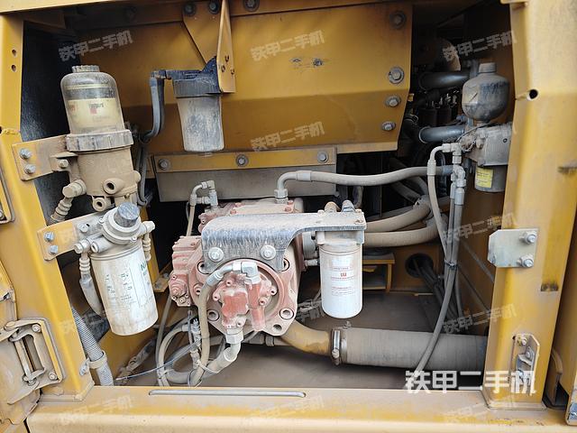 液压泵舱室正面整体（整机外观）