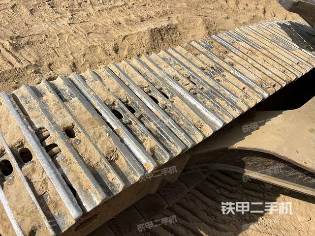 單側(cè)履帶整體(整機(jī)外觀) 單側(cè)履帶整體(整機(jī)外觀)