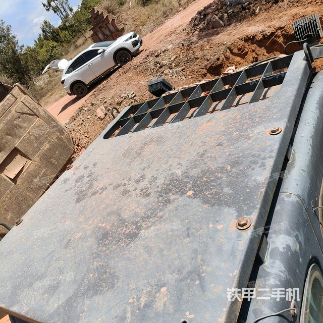 駕駛室頂部(整機(jī)外觀) 駕駛室頂部(整機(jī)外觀)