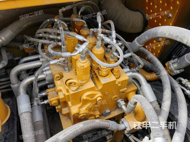 回轉(zhuǎn)馬達和主控閥(整機外觀) 回轉(zhuǎn)馬達和主控閥(整機外觀)