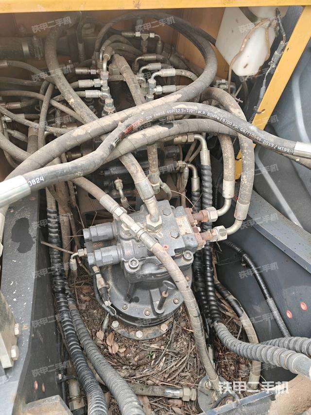 回转马达和主控阀（整机外观）