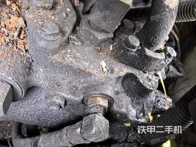 液壓泵艙室正面整體(整機外觀) 液壓泵艙室正面整體(整機外觀)