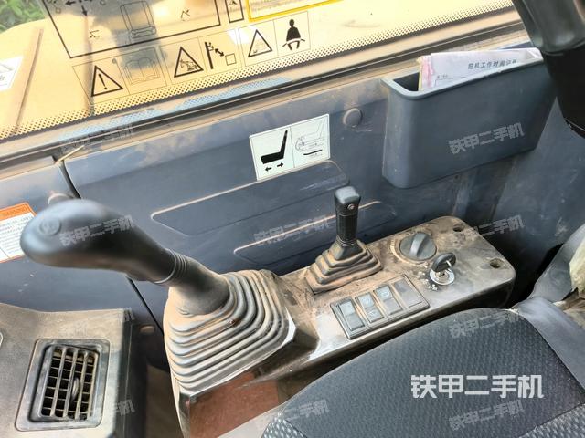 座椅左側(cè)控制臺(tái)/音響/含左手柄(駕駛室部分) 座椅左側(cè)控制臺(tái)/音響/含左手柄(駕駛室部分)