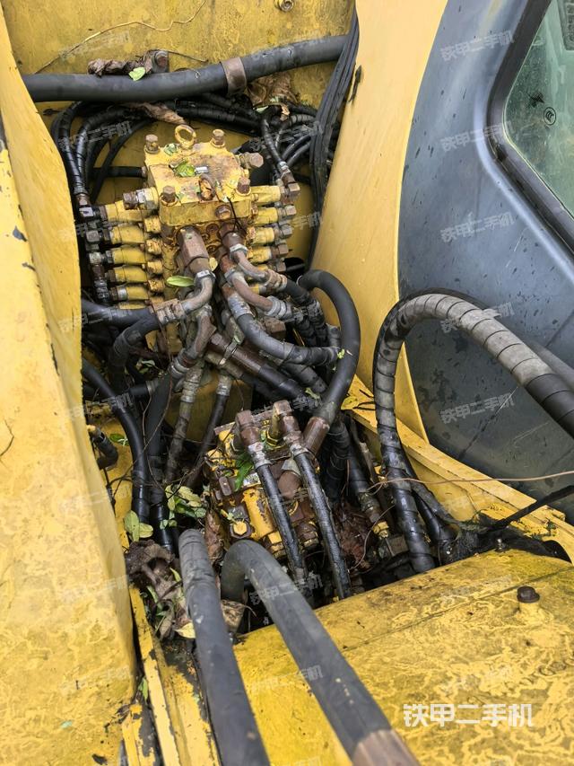 回轉(zhuǎn)馬達和主控閥(整機外觀) 回轉(zhuǎn)馬達和主控閥(整機外觀)