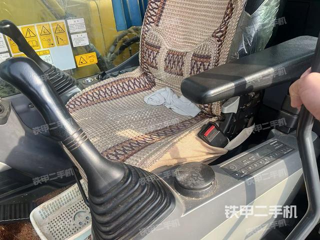 座椅右側(cè)控制臺(tái)/鑰匙門(mén)/油門(mén)/含右手柄（駕駛室部分）