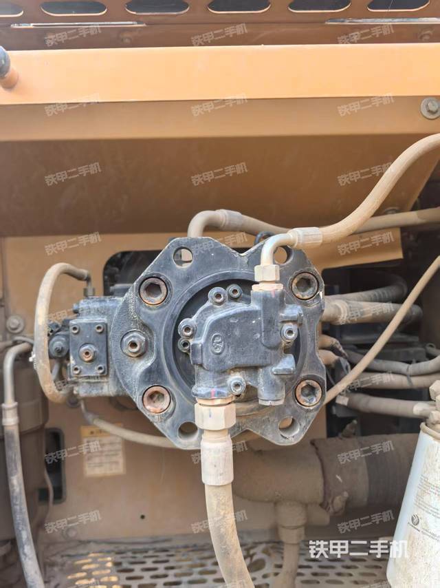 液壓泵艙室正面整體（整機外觀）