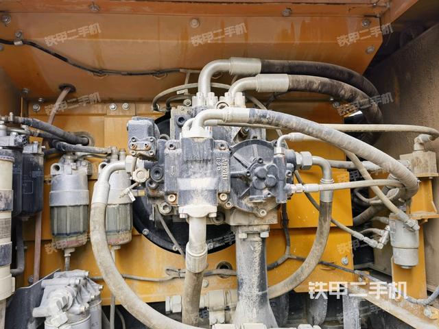 液壓泵艙室正面整體(整機外觀) 液壓泵艙室正面整體(整機外觀)