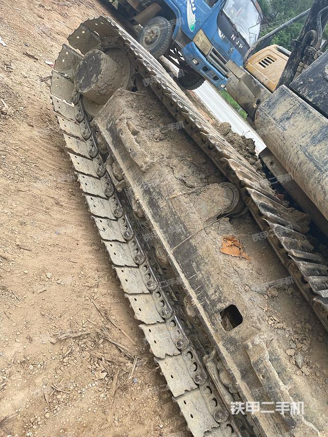 單側(cè)履帶整體(整機外觀) 單側(cè)履帶整體(整機外觀)