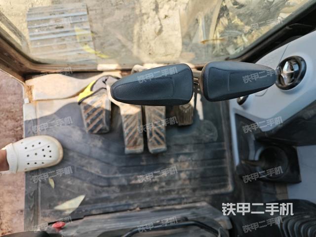 行走控制手柄和踏板?俯拍（駕駛室部分）