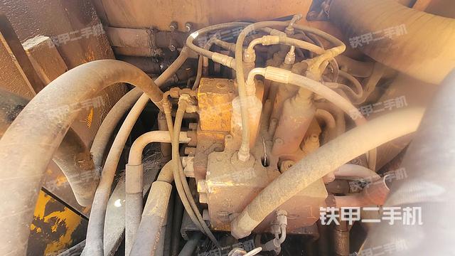 回转马达和主控阀（整机外观）