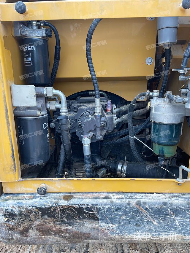 液壓泵艙室正面整體(整機外觀) 液壓泵艙室正面整體(整機外觀)