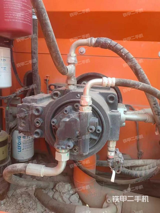 液壓泵艙室正面整體（整機外觀）