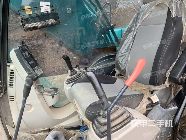 駕駛室整體(整機(jī)外觀) 駕駛室整體(整機(jī)外觀)