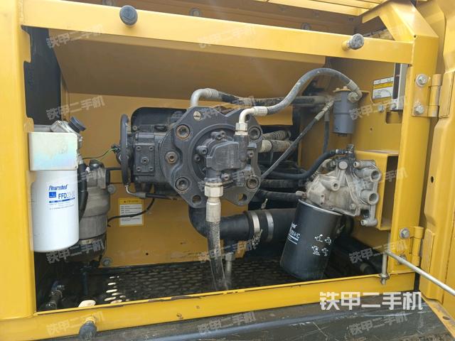 液壓泵艙室正面整體(整機外觀) 液壓泵艙室正面整體(整機外觀)