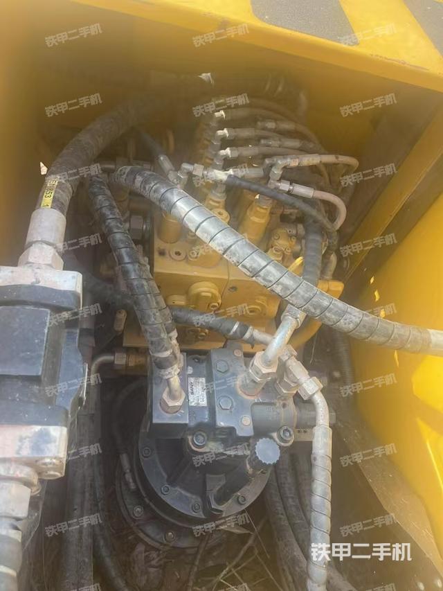 回轉(zhuǎn)馬達(dá)和主控閥（整機(jī)外觀）