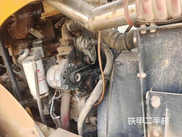 發(fā)動機(jī)左側(cè)全景（壓路機(jī)發(fā)動機(jī)艙）