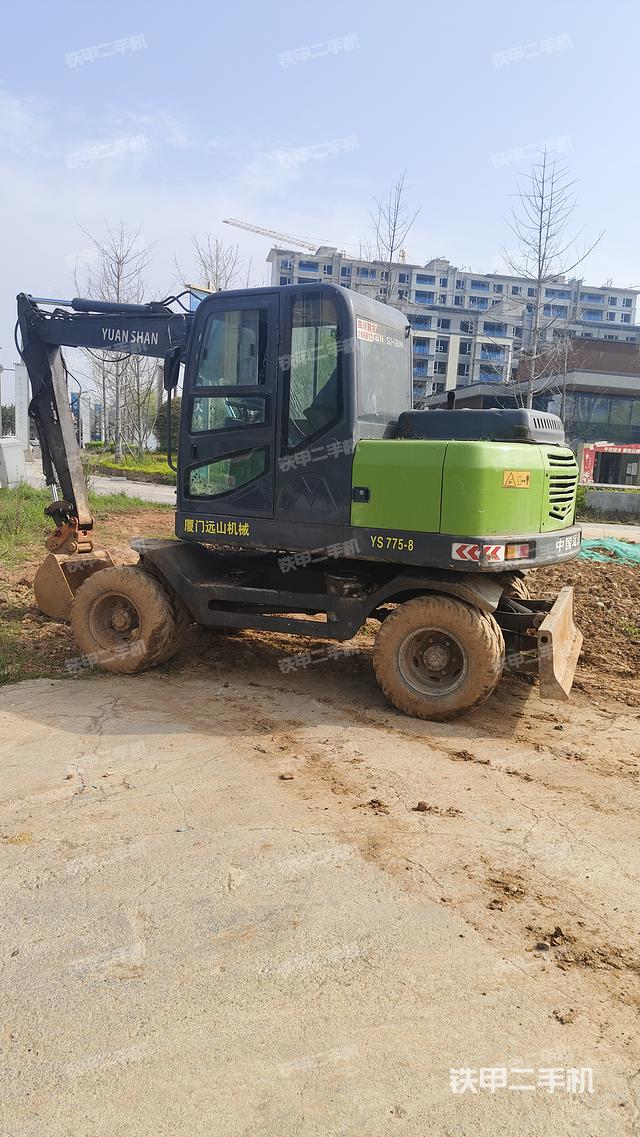 單側(cè)履帶整體(整機(jī)外觀) 單側(cè)履帶整體(整機(jī)外觀)
