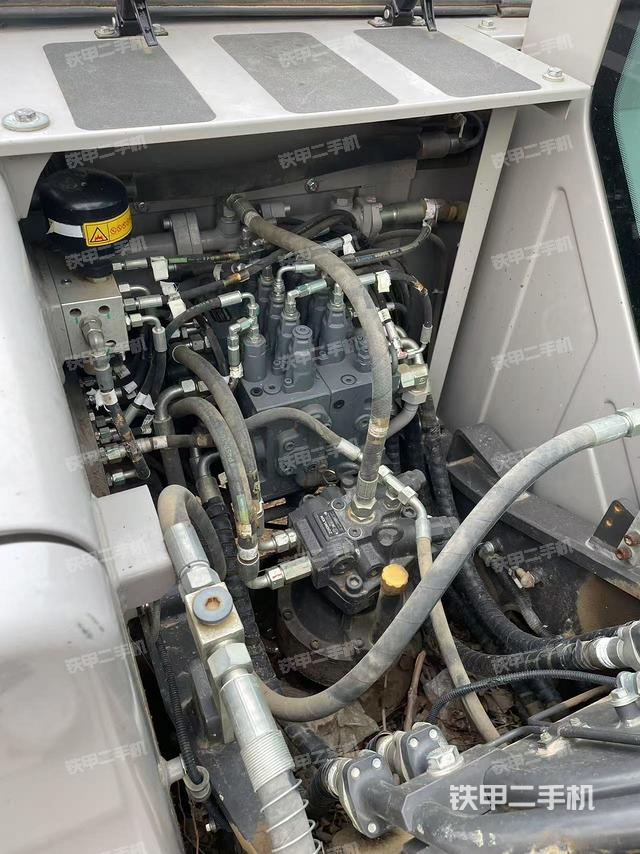 回轉(zhuǎn)馬達(dá)和主控閥（整機(jī)外觀）