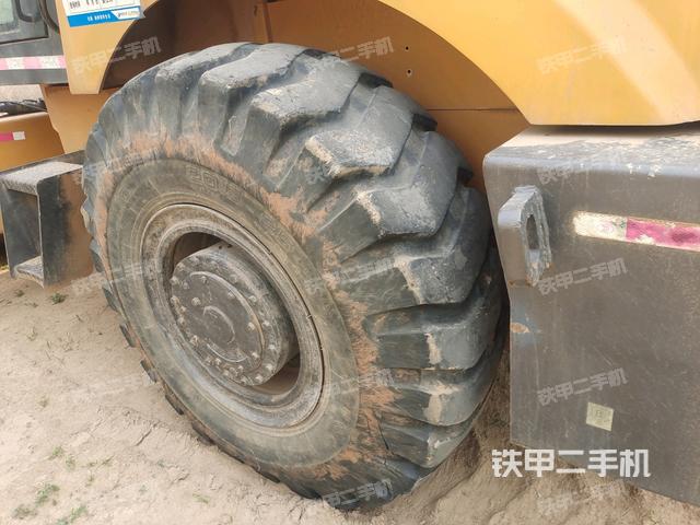 后輪右側(cè)全景（壓路機(jī)前后車架）