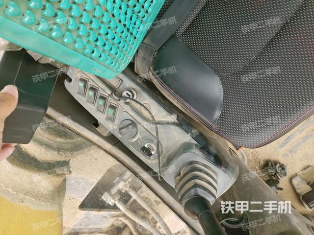 座椅右側控制臺/鑰匙門/油門/含右手柄(駕駛室部分) 座椅右側控制臺/鑰匙門/油門/含右手柄(駕駛室部分)