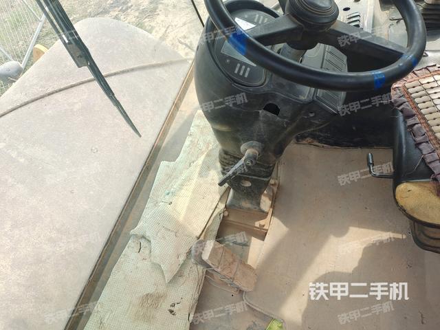 駕駛室內(nèi)座椅、儀表操作手柄全景（壓路機(jī)駕駛室）