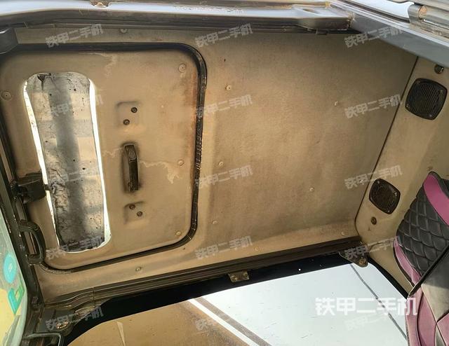 駕駛室頂部(整機(jī)外觀) 駕駛室頂部(整機(jī)外觀)