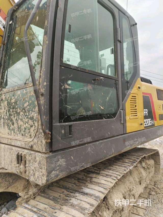 駕駛室左前45度(駕駛室部分) 駕駛室左前45度(駕駛室部分)