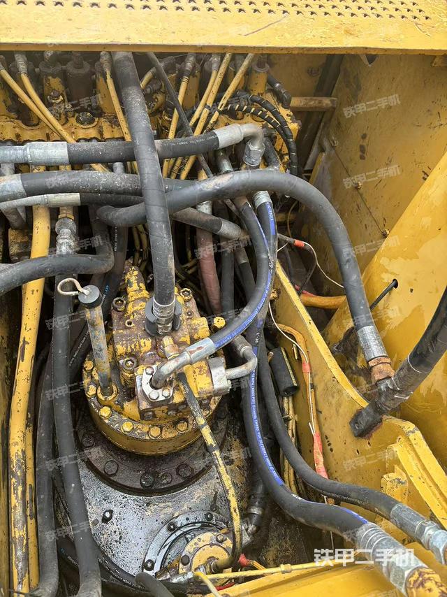 回轉(zhuǎn)馬達(dá)和主控閥（整機(jī)外觀）