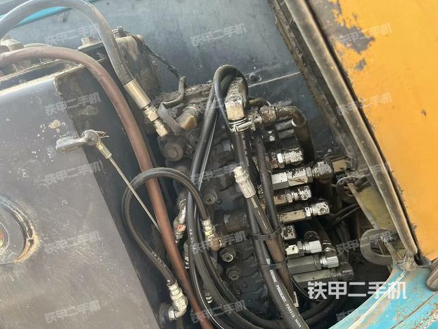 回轉(zhuǎn)馬達和主控閥(整機外觀) 回轉(zhuǎn)馬達和主控閥(整機外觀)