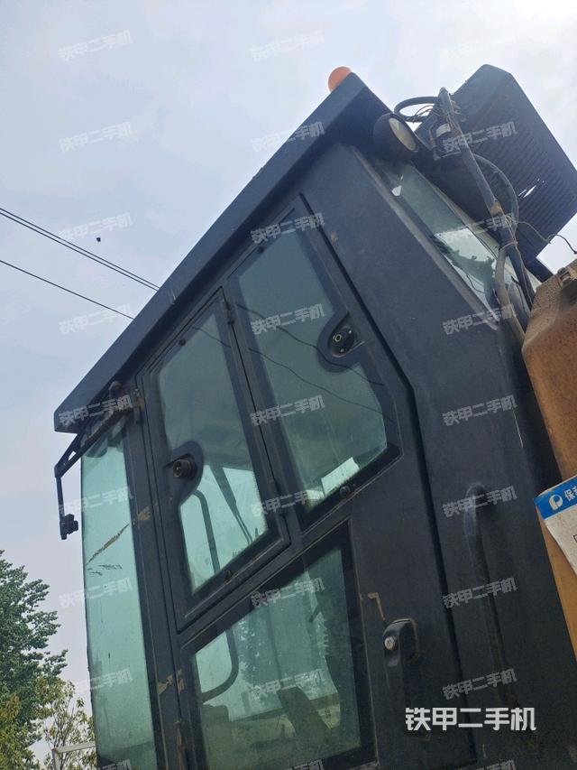 右側(cè)正面照（壓路機(jī)駕駛室）