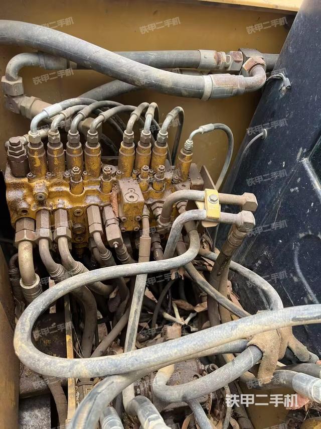 回转马达和主控阀（整机外观）